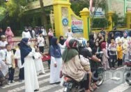 Unik, Siswa SD di Tuban Bagi-Bagi Takjil Diiringi Tongklek