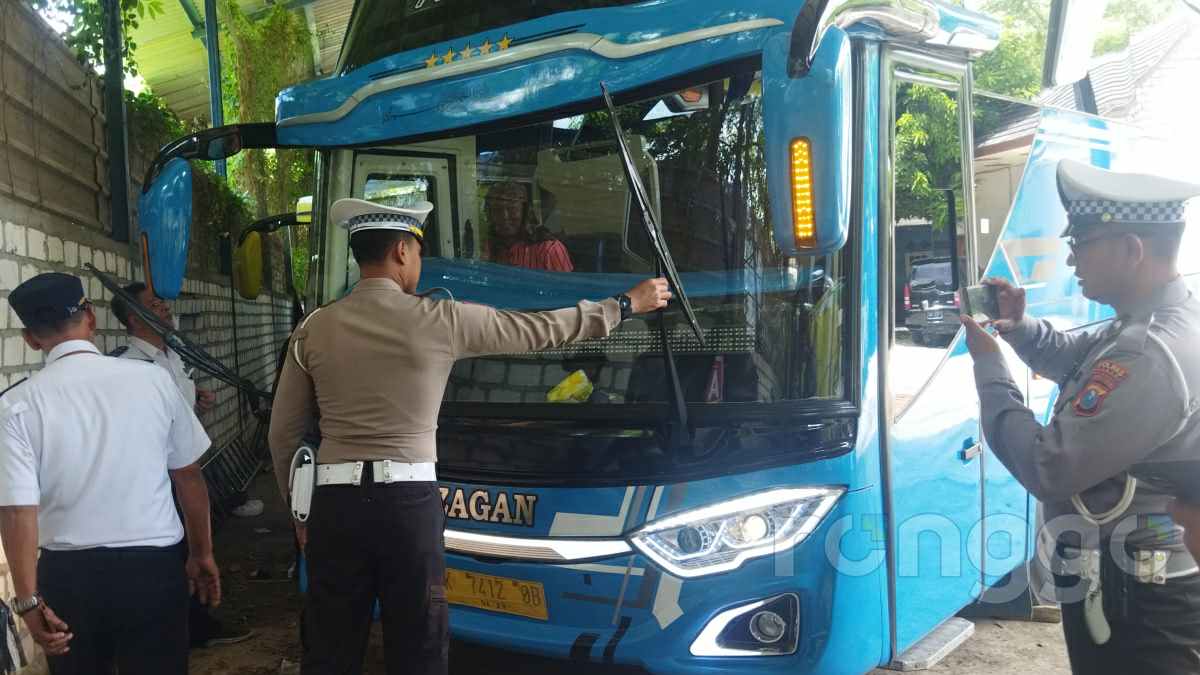 Jelang Mudik Lebaran, Petugas Gabungan Lakukan Ramp Check di Garasi PO Bus Tuban