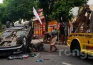 Mobil Brio yang Dikendarai PNS Terbalik di Jalan Basra Tuban