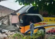 Bus Pariwisata Seruduk Warung dan Rumah di Bojonegoro Hingga Rusak Parah