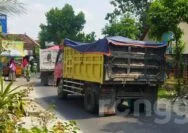 Selain Picu Kerusakan Jalan di Tuban, Truk Pengangkut Pasir Ganggu Aktivitas Warga