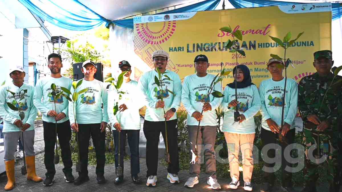 Peringati Hari Lingkungan Hidup, KSOP Tanjung Pakis Gelar Besih Pantai Tanam Ribuan Mangrove