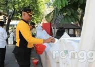 Jelang Hari Bhayangkara ke-77, Polisi Tuban Bersih-bersih Rumah Ibadah dan Makam Wali