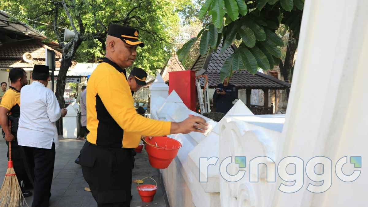 Jelang Hari Bhayangkara ke-77, Polisi Tuban Bersih-bersih Rumah Ibadah dan Makam Wali