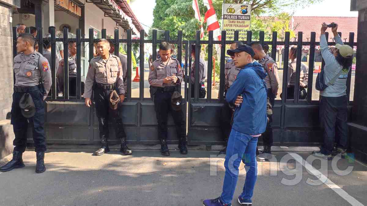 Gerbang Pagar Polres Tuban Tiba-tiba Ditutup Saat Wartawan Hendak Melakukan Peliputan