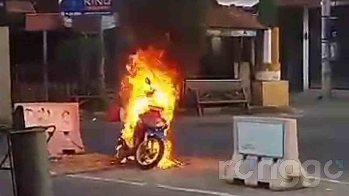 Motor Matic Ludes Terbakar di Simpang 3 Pasar Merakurak Tuban