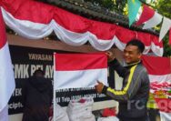 Jelang Hari Kemerdekaan, Pedagang Bendera Merah Putih Mulai Buka Lapak di Trotoar Tuban