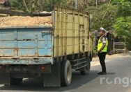 Nekat Wara-wiri di Jalan Banyubang - Grabagan Tuban, Truk Tambang Dihadang Polisi