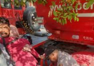 Gagal Salip, Truk Tangki Pertamina Seruduk Sepeda Motor di Tuban