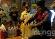 Obok-obok Warung Juss Dollar di Tuban, Petugas Sita Puluhan Liter Arak dan Es Moni