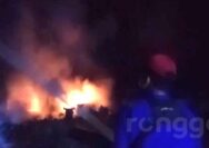 Gudang Penyimpanan Barang Bekas di Jalan Manunggal Tuban Hangus Terbakar