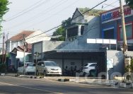 Baru Selesai Direhab Pemkab Tuban, Trotoar di Depan Bank Mentari Terang Jadi Tempat Parkir Mobil