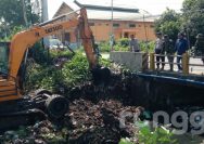 Antisipasi Banjir,  Koramil Bancar Tuban Kerahkan Alat Berat Guna Normalisasi Sungai