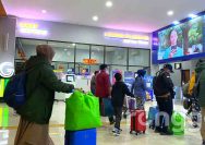Libur Panjang Isra Mi'raj dan Imlek 2024, Ribuan Orang Padati Stasiun Kereta Api Surabaya