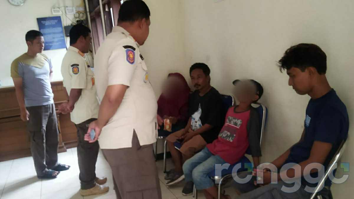 Anak Disuruh Mengemis di Simpang Empat Tuban, Dua Pria Ini Justru Leha-leha di Warung