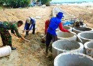 Cegah Abrasi, Pemdes Boncong Bancar Bangun Tanggul Laut di Pantai Tuban