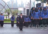 Puluhan Pegawai Pemkab Tuban Menggelar Upacara Peringatan Hari Otonomi Daerah Ditengah Guyuran Hujan