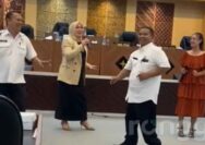 Anggota DPRD Tuban Asyik Karaoke Sambil Joget di Dalam Ruang Paripurna