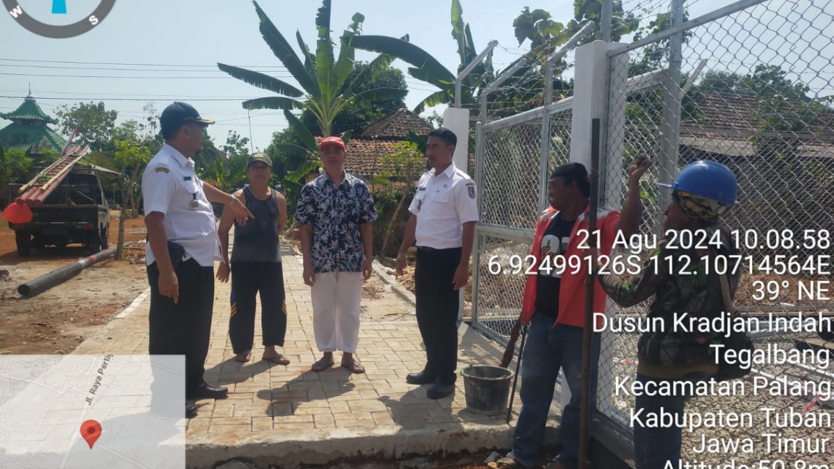 Camat palang, Daryuti saat melakukan pengecekan ke lokasi pembangunan menara BTS di Desa Tegalbang, (Foto: Istimewa).