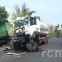 Truk Tangki dan Dum Truk Tabrakan di Jalur Pantura Tuban, Dua Orang Patah Tulang