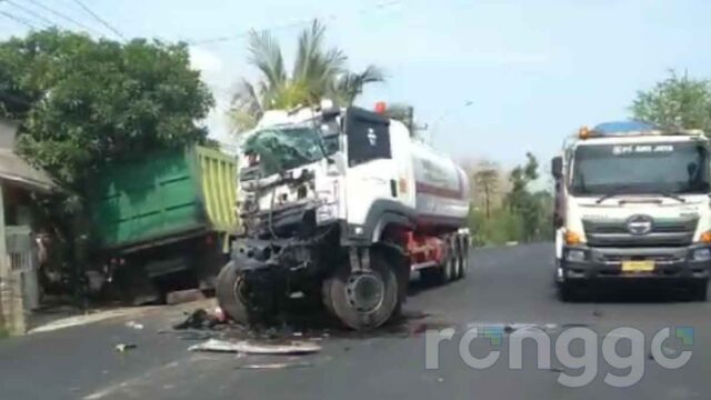 Truk Tangki dan Dum Truk Tabrakan di Jalur Pantura Tuban, Dua Orang Patah Tulang