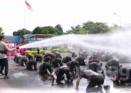 Naik Pangkat, Kapolres Tuban Semprot Anggota dengan Water Canon Damkar