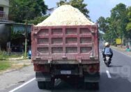 Truk Tambang di Rengel-Plumpang Diresahkan Pengendara Motor