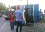 Sopir Diduga Mabuk, Truk Muatan Klinker Terguling di Jalur Pantura