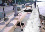 Tanggul Laut Tuban Jebol, Trotoar RE Martadinata Terancam Longsor