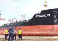 Dihantam Cuaca Buruk Kapal Tangker Pertamina Kandas di Laut Tuban