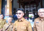 Warga Tuban Swadaya Perbaiki Jalan Rusak, Ini Respon Bupati Mas Lindra