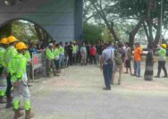 Tuntut Kejelasan Status, Massa Buruh Blokade Akses Gate 3 SIG Tuban