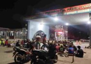 Status Kerja Tak Jelas, Massa Buruh Bermalam di Gate 3 SIG Tuban