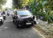 Diduga Kurang Konsentrasi, Avanza Oleng dan Terguling di Kebonsari Tuban