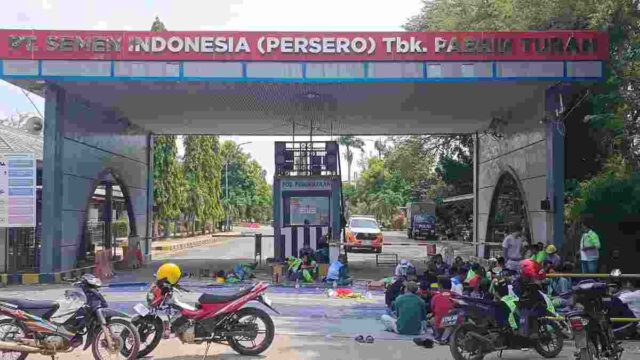 Diiming-imingi Status PKWT, Aksi Buruh Blokade Gate 3 SIG Tuban Berakhir