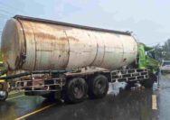 Ngantuk Saat Berkendara, Sopir Truk Alami Patah Kaki Usai Tabrakan di Tuban