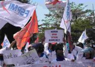 Merasa Haknya di Kebiri PT SBI, Ratusan Buruh Blokade Jalur Pantura Tuban