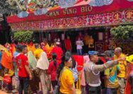 Ratusan Warga Tuban Antusias Ikuti Tradisi Rebutan Tumpeng King Ho Ping