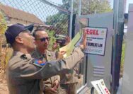 Satpol PP Tuban Segel Paksa Tower Sinyal Tak Berizin di Palang