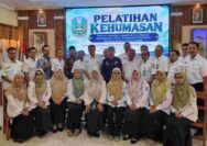 Waka Humas SMA/SMK se-Kabupaten Tuban, narasumber acara dan panitia kegiatan tengah berfoto bersama usai kegiatan Musyawarah Kerja Kepala Sekolah (MKKS) berlangsung. (Foto: istimewa).